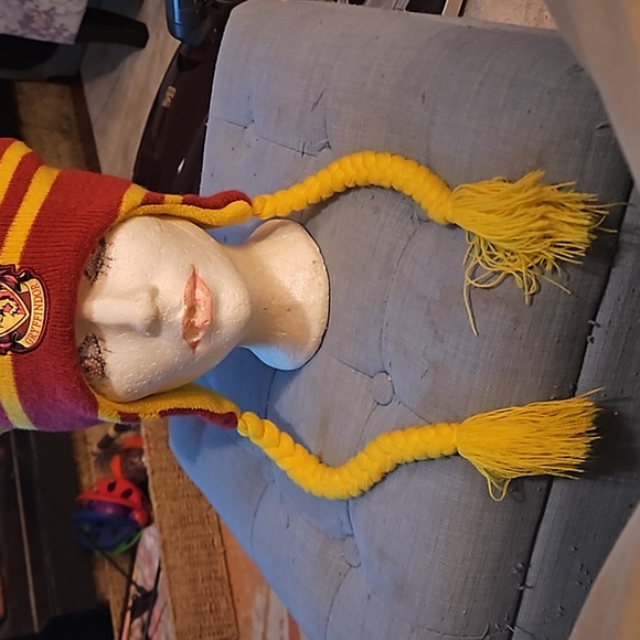 🌟3/$25🌟 Official Harry Potter Red/Yellow Gryffindor Woman's Winter Hat - Picture 4 of 6